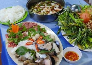 Nồi lẩu gà hấp dẫn thực khách tại Nhà hàng Hương Đồng Quê