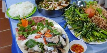 Nồi lẩu gà hấp dẫn thực khách tại Nhà hàng Hương Đồng Quê