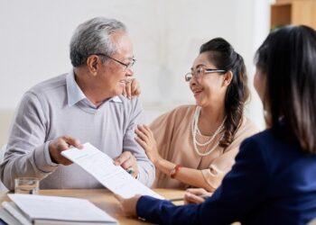 mua bảo hiểm sức khỏe cho người cao tuổi