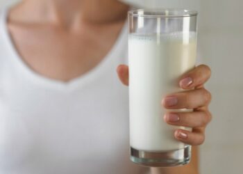 Người bệnh thận nên uống sữa gì