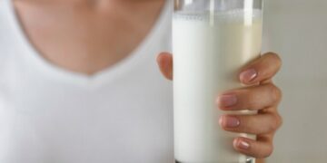 Người bệnh thận nên uống sữa gì