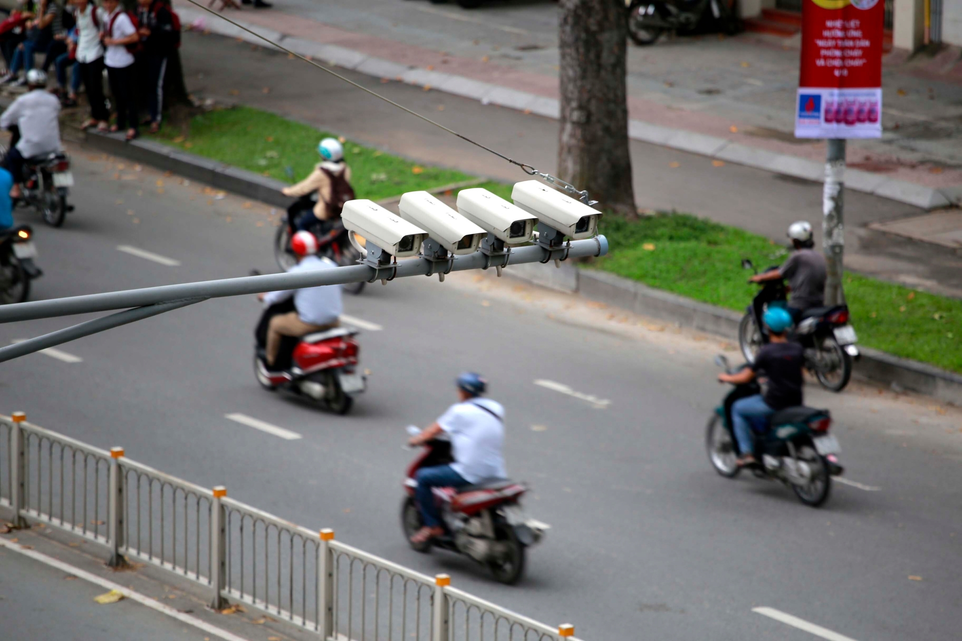Đoàn Người Đi Xe Đạp Vượt Đèn Đỏ Gây Chấn Động Tại TPHCM 2 Đoàn Người Đi Xe Đạp Vượt Đèn Đỏ Gây Chấn Động Tại TPHCM