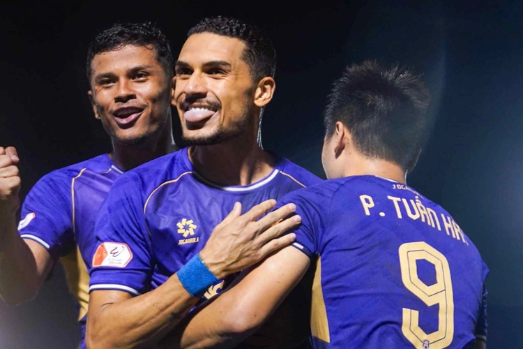 HLV Harry Kewell Đề Nghị Tạm Dừng Trận Đấu Vì Mưa Lớn