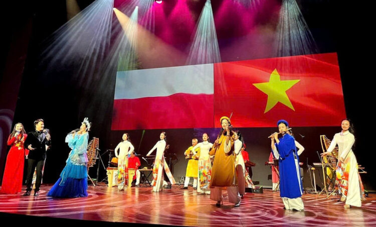 Nghệ Sĩ Dương Lệ Bình Mang Vũ Kịch “Khổng Tước” Đến Việt Nam