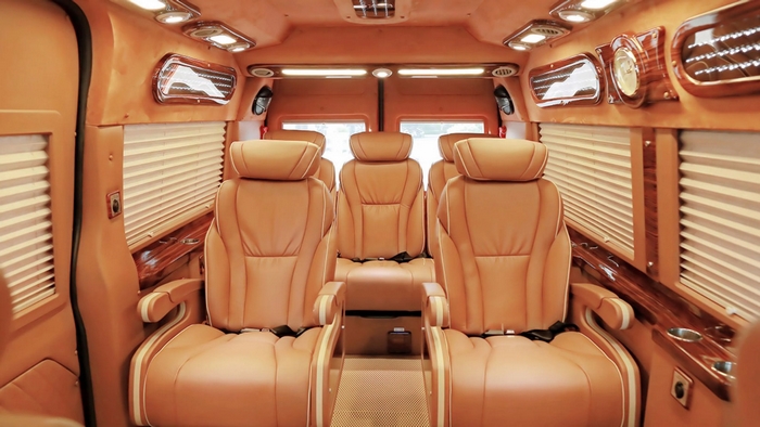 Toyota Hiace 9 Chỗ Limousine