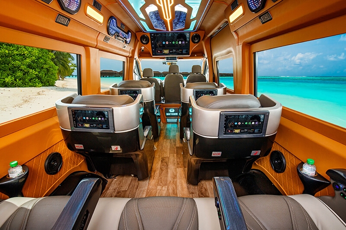 Toyota Hiace 9 Chỗ Limousine